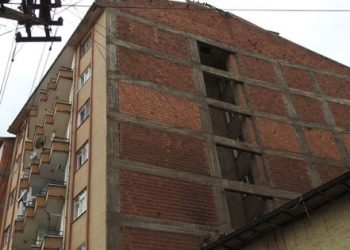 Yeni doğurduğu bebeği, poşete koyup 5. kattan attı