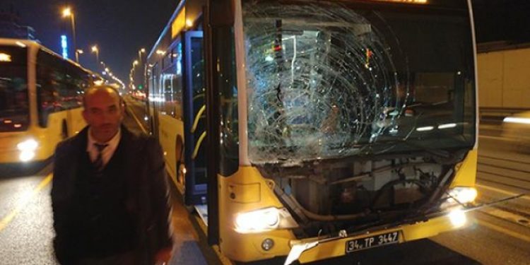 Metrobüs yayaya çarptı!
