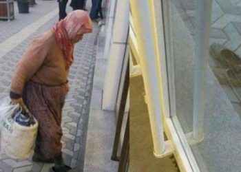 Çamurlu ayakkabılarını dışarıda bırakıp bankaya öyle girdi