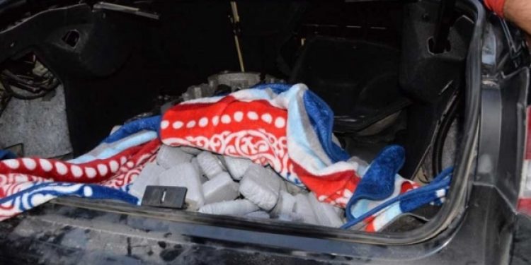 Açığa alınan polis esrar götürürken yakalandı