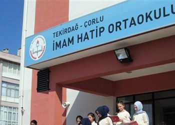 İmam Hatip müdürünün dayağından kaçıp büfeye sığındı