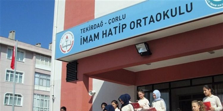 İmam Hatip müdürünün dayağından kaçıp büfeye sığındı