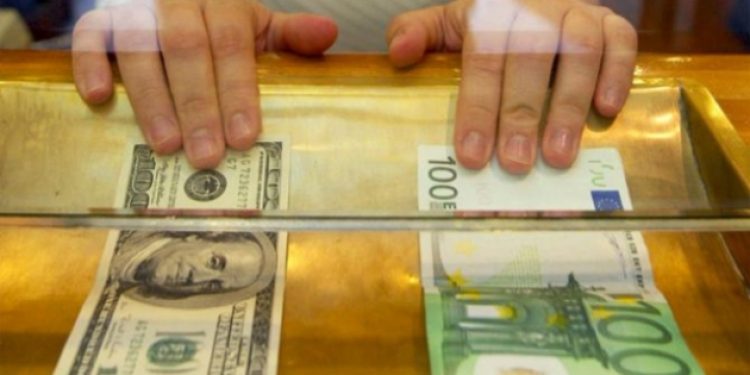 Euro tarihi rekor kırdı, dolar tırmanıyor