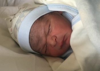 Sezeryanla yeni doğum yapan anneyi polis gözaltı için kapıda bekliyor