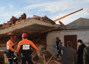Trabzon’da cami inşaatı çöktü