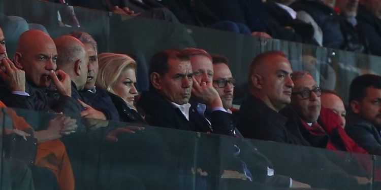 Dursun Özbek tribünü terk etti!