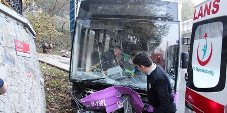 İETT otobüsü kaza yaptı