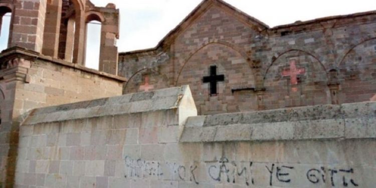 Kilisenin duvarına ‘papaz camiye gitti’ diye yazdılar