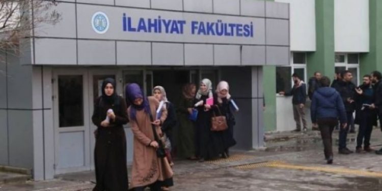 “İlahiyat mezunları öğretmenlik yapamayacak”