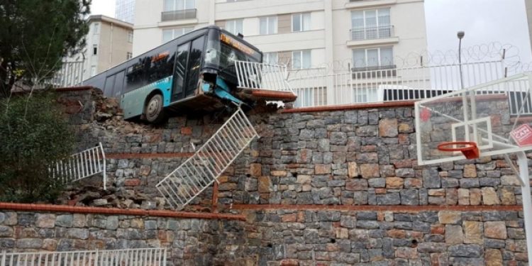 Halk otobüsü az kalsın faciaya sebep oluyordu