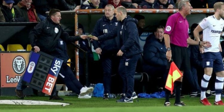 4. Hakem Maça girdi, Elektronik Tabelayı taraftar kaldırdı