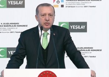 Erdoğan, telefon için saatlerce sırada bekleyenleri de eleştirdi