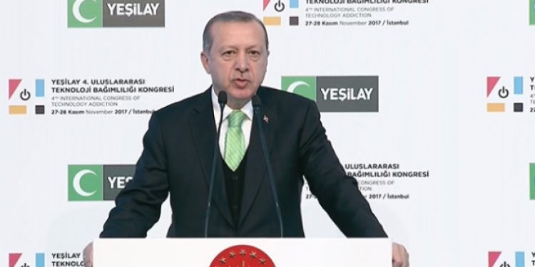 Erdoğan, telefon için saatlerce sırada bekleyenleri de eleştirdi