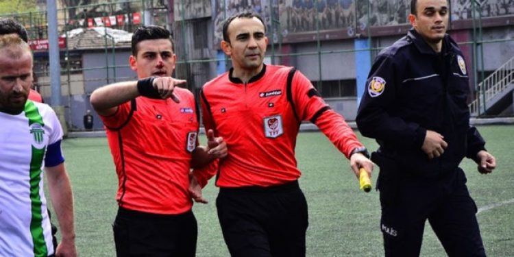 Hakemin burnunu ısıran futbolcuya hapis cezası!