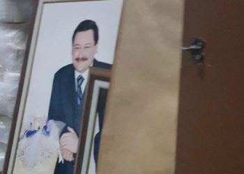 Melih Gökçek’in fotoğraflarını tuvalet kağıtlarının yanına koydular
