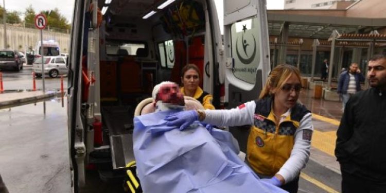 Birlikte yaşadığı eski kocasına uyurken kızgın yağ döktü.. Satırla başına vurdu