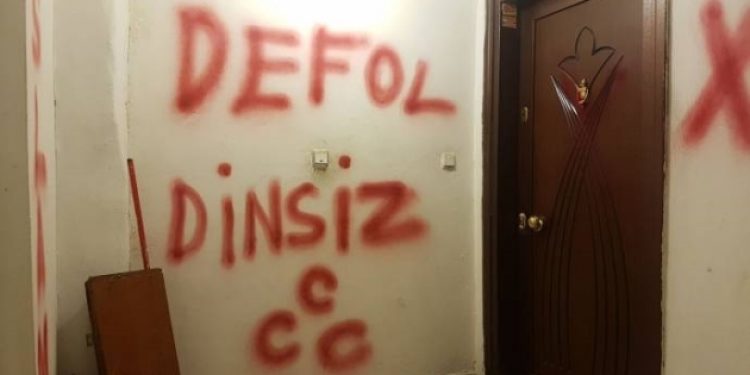 Bu kez İstanbul’da bir Alevi ailenin kapısına çarpı konuldu