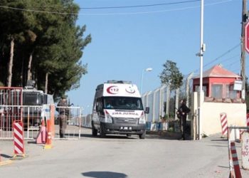 Cezaevini bomba arıyoruz diye köpeklerle bastılar