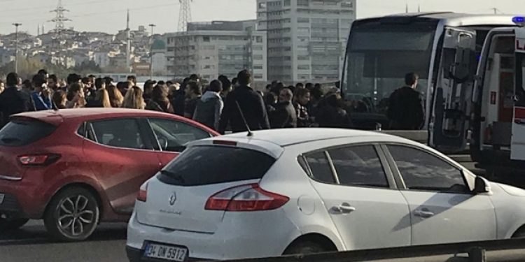 İstanbul’da iki metrobüs çarpıştı! Yaralılar var