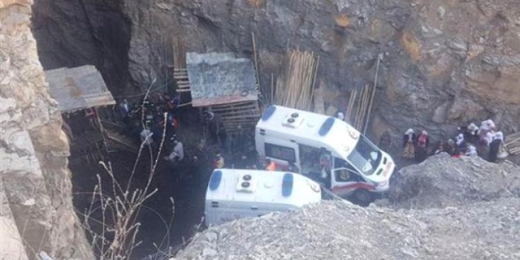 3 kişi Kömür çıkarılan su dolu kuyuya düştü..