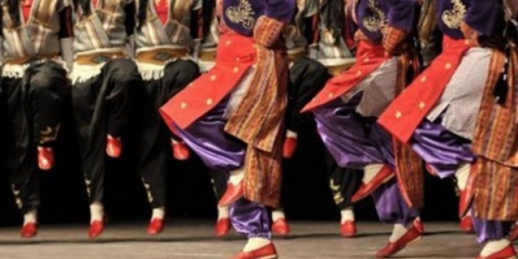 Halk oyunları için Macaristan’a giden 11 dansçı iltica etti