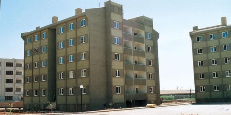 AKP, kamu lojmanlarını satmak için yasayı meclisten geçirdi..