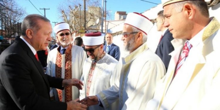 Erdoğan Yunanistan’daki müslüman Türk azınlığı böldü!