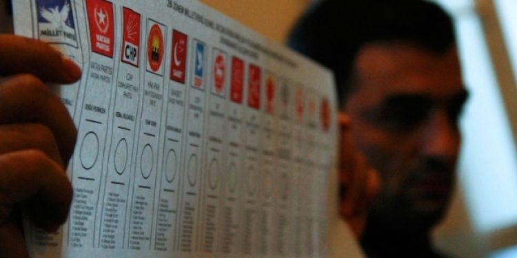 AKP seçim yasasında tartışmalı uygulamaları tekrar ısıtıp gündeme getiriyor..