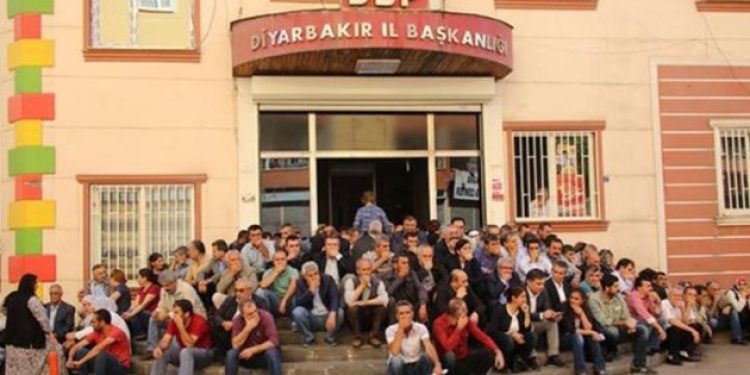 Oturma eyleminden HDP’li Pire fezleke..