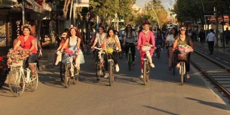 “Evli kadınsın bisiklete binip tahrik etmeye utanmıyor musun?”
