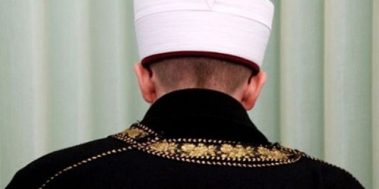 İmamların siyasetçileri övmesi için yasanın iptali istendi..