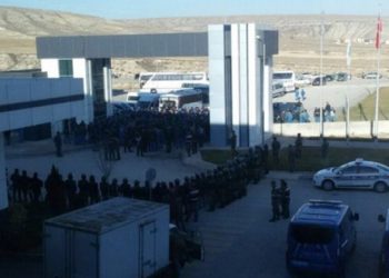 Dev lastik fabrikasında 350 işçi grev başlattı