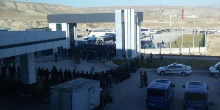 Dev lastik fabrikasında 350 işçi grev başlattı