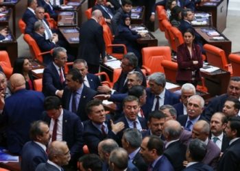 Meclis karıştı! AKP’liler CHP’li Özel’e saldırmak istedi