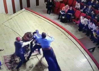 Tiyatro oyuncusuna sahnede dayak