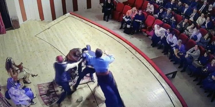 Tiyatro oyuncusuna sahnede dayak