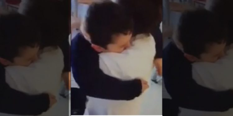 Anne ve babasının serbest kaldığını duydu, sevinçten öğretmenine sarıldı