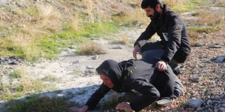 Polis tarafından öldürülen Kurkut’un annesi öldürüldüğü yerde ağıt yaktı