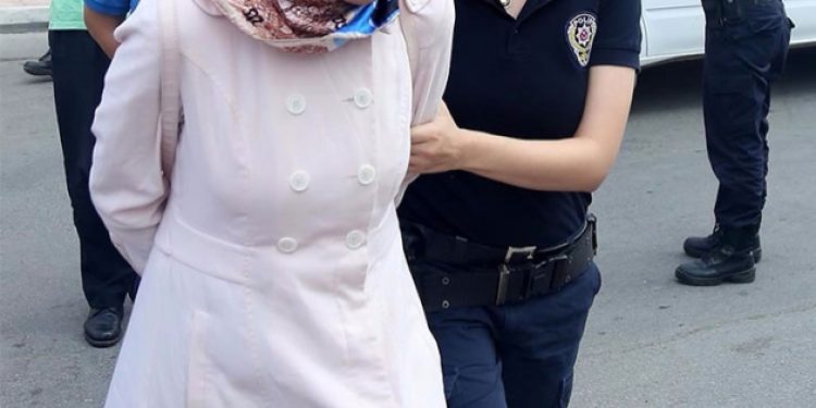 Tutuklu eşini ziyarete giden kadın gözaltına alındı!