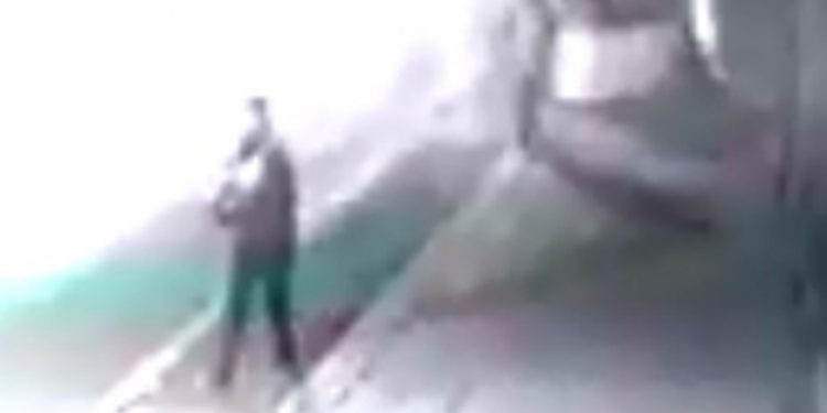 Valizde cesedi bulunan beş aylık bebeği üvey babası dövmüş