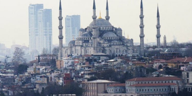 AKP’li belediye Erdoğan’ı kahrede ede İstanbul silüetini bozan yapıyı yasallaştırdı..