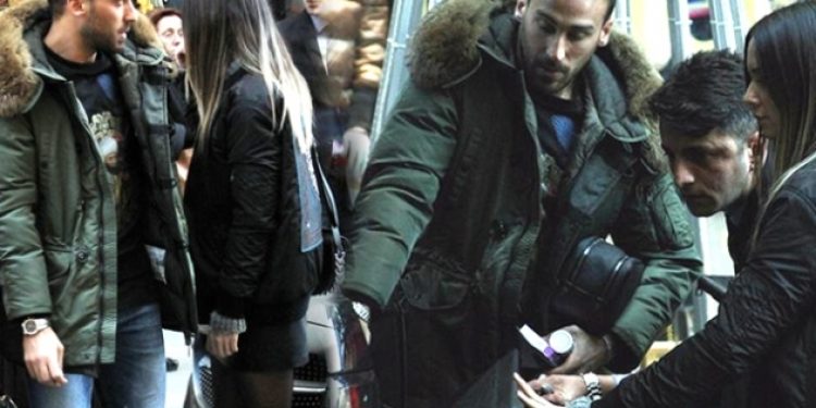 Cenk Tosun’un aracına çarptılar