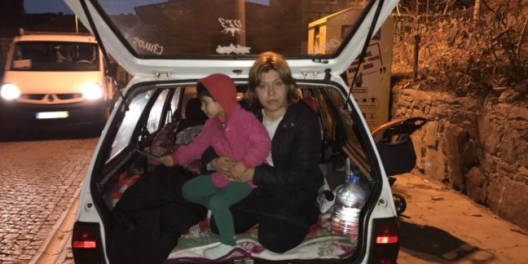 Kirayı ödeyemeyince 3 çocuklarıyla arabada yaşamaya başladılar..