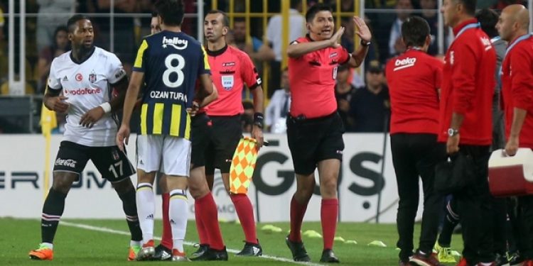 Olaylı Fenerbahçe – Beşiktaş derbisi hakeminin kokartı gitti