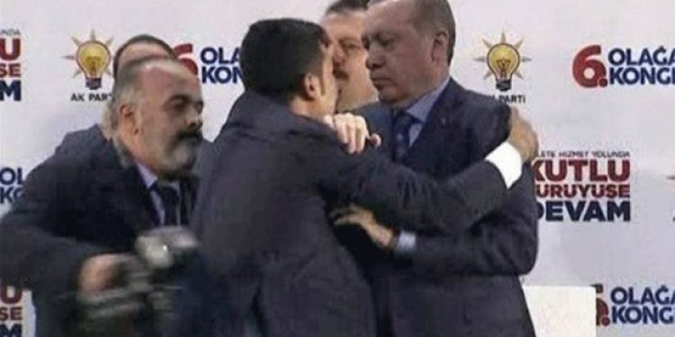 Erdoğan’a sarılmanın faturasını 13 polise kestiler..