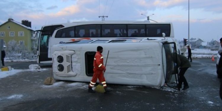 Öğrenci servisi ile yolcu otobüsü çarpıştı: 18 yaralı