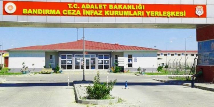 Kalp krizi geçiren tutukluyu ring aracıyla hastaneye götürürken kalbi durdu