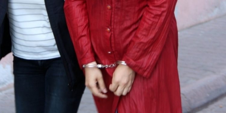 Tümörden ameliyat olan anneyi tutukladılar