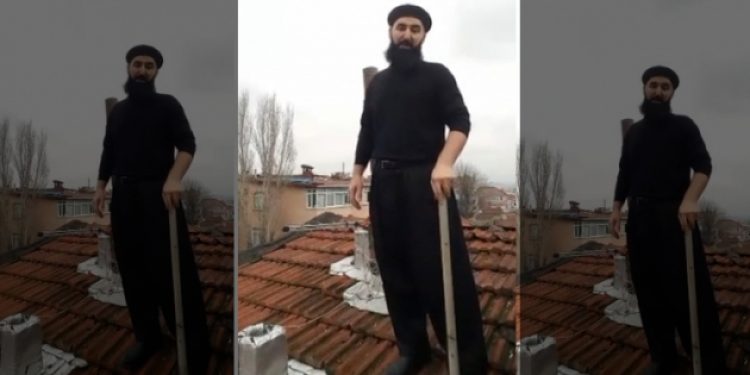 Noel Baba’yı çatıda bekleyen masum vatandaş!