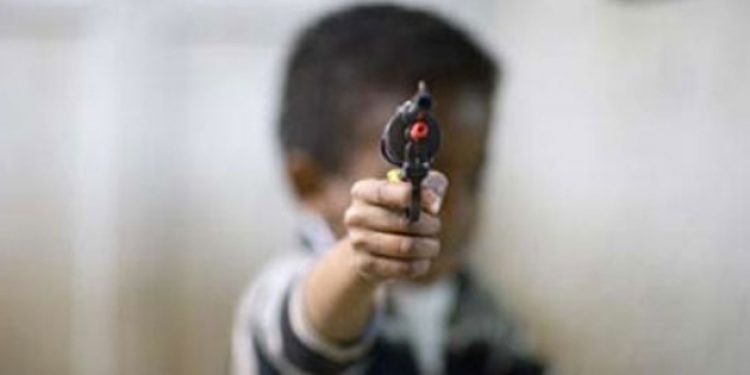 Adana’da 11 yaşındaki çocuk babasının silahıyla ablasını..